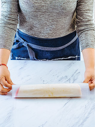 ENVUELVE con el papel encerado y refrigera por 30 minutos. Precalienta el horno a 160 ºC.