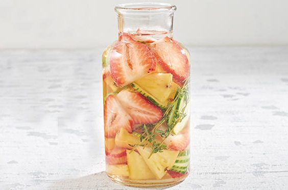 Agua de fresa con pepino y piña para desintoxicar