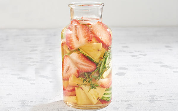 Receta de agua detox de fresa, pepino y piña. Consiente a tu organismo con esta agua desintoxicante, anímate a prepararla y siente el cambio en el cuerpo.