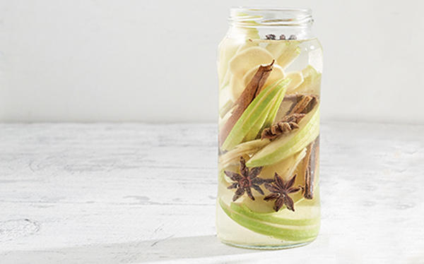 Renuévate este año nuevo con está facilísima receta de agua detox manzana, jengibre y anís estrella. Aquí te decimos como prepararla.