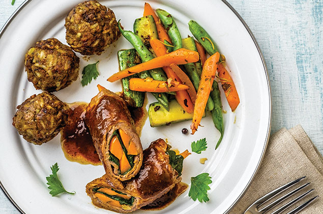 Rollos de bistec rellenos de verduras y albóndigas de frijol