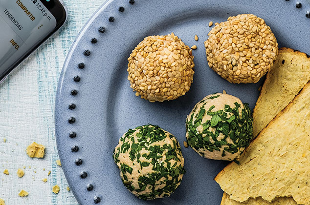 Bolitas de requesón cubiertas de perejil o ajonjolí