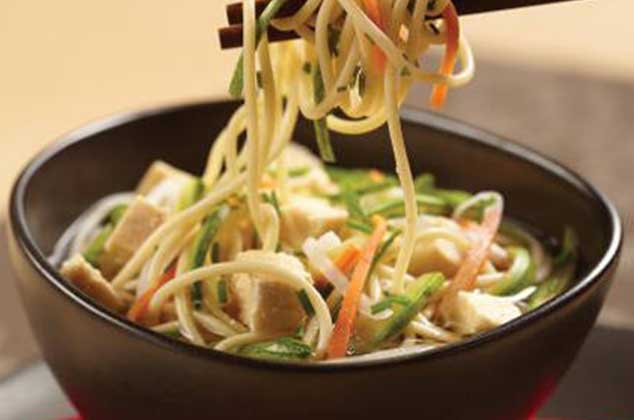 caldo de pollo estilo oriental con fideos y verduras. sopa china de verduras