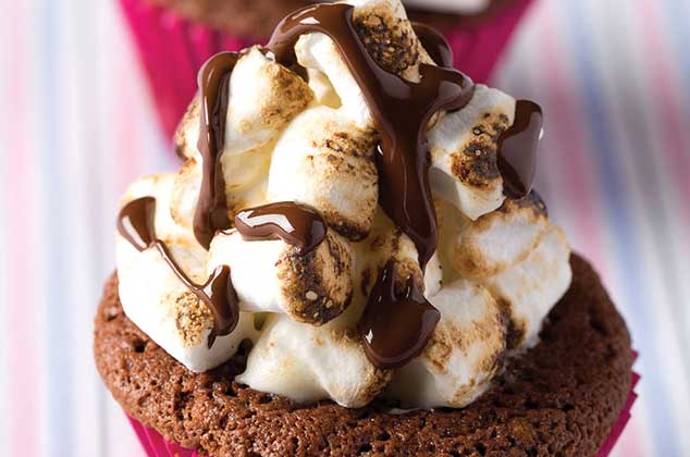 Cupcake de chocolate con cubierta de malvaviscos | Receta