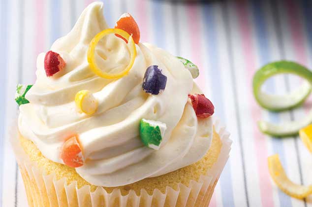 Cupcake de limón con cobertura de crema de vainilla y dulces