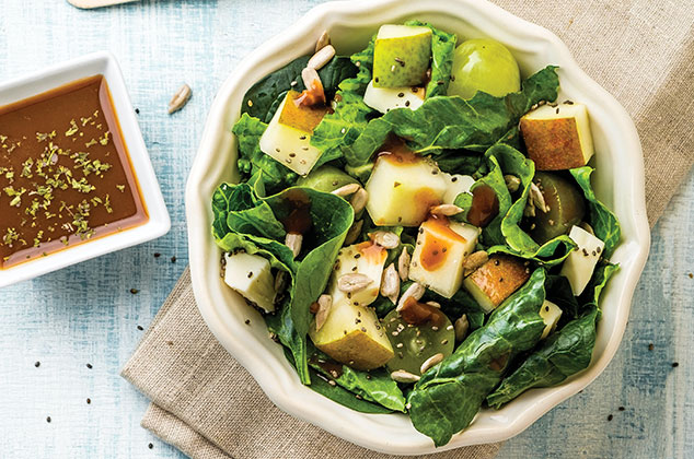 Ensalada mix de hojas verdes con pera y queso oaxaca