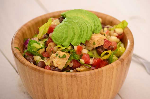 ensalada mexicana nutritiva con frijoles, aguacate y granos de elote