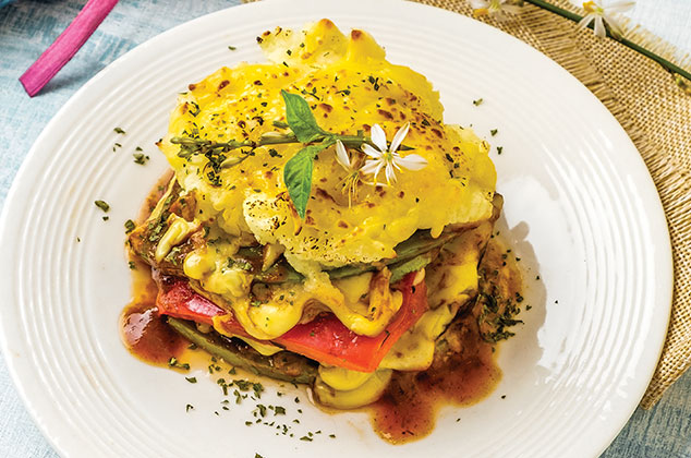 Milhojas de verduras gratinadas en salsa de adobo