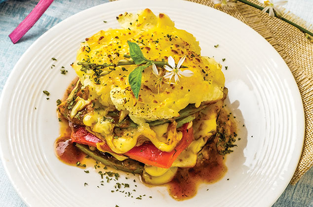 Milhojas de verduras gratinadas en salsa de adobo