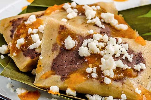 Mini tamales de frijol con salsa roja en hoja de plátano | Receta