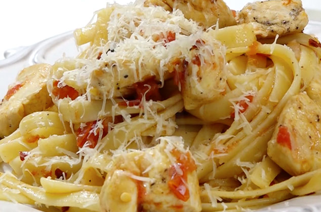 Pasta fetuccini con pollo, tocino y queso manchego