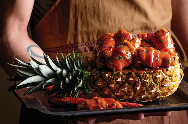 Receta de Piña rellena al horno: alitas agridulces envueltas en tocino