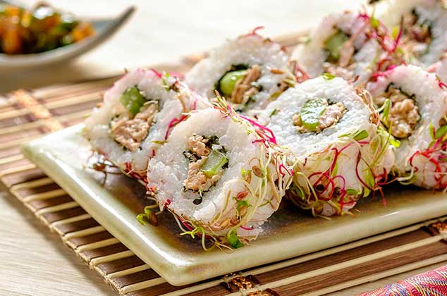 Receta de Sushi de atún, apio, jícama y chiles toreados