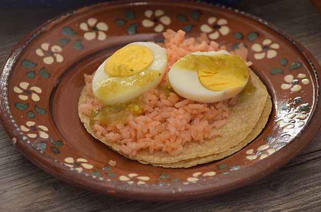 Tacos acorazados de arroz con huevo cocido