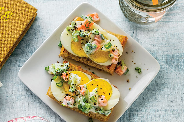 Tapas con ensalada de huevo y mix de verduras