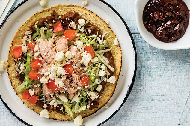 Receta de Tostadas de atún con frijol y chipotle