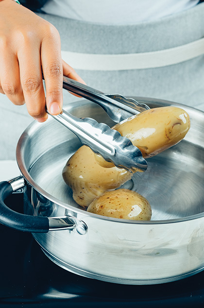 COCINA a fuego medio por 20 minutos o hasta que estén suaves.