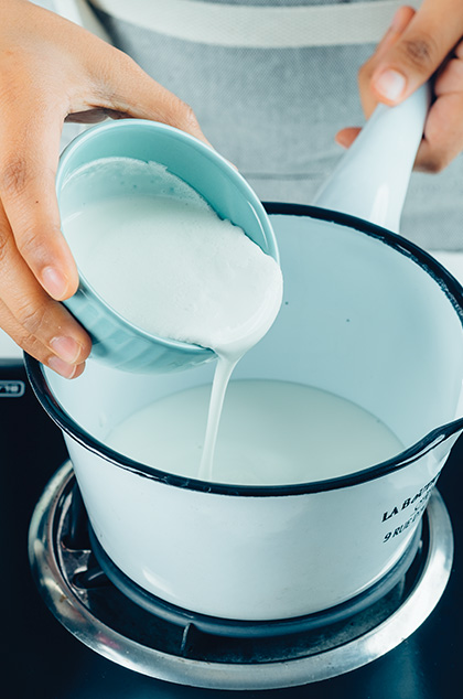 CALIENTA la leche y la crema para batir.