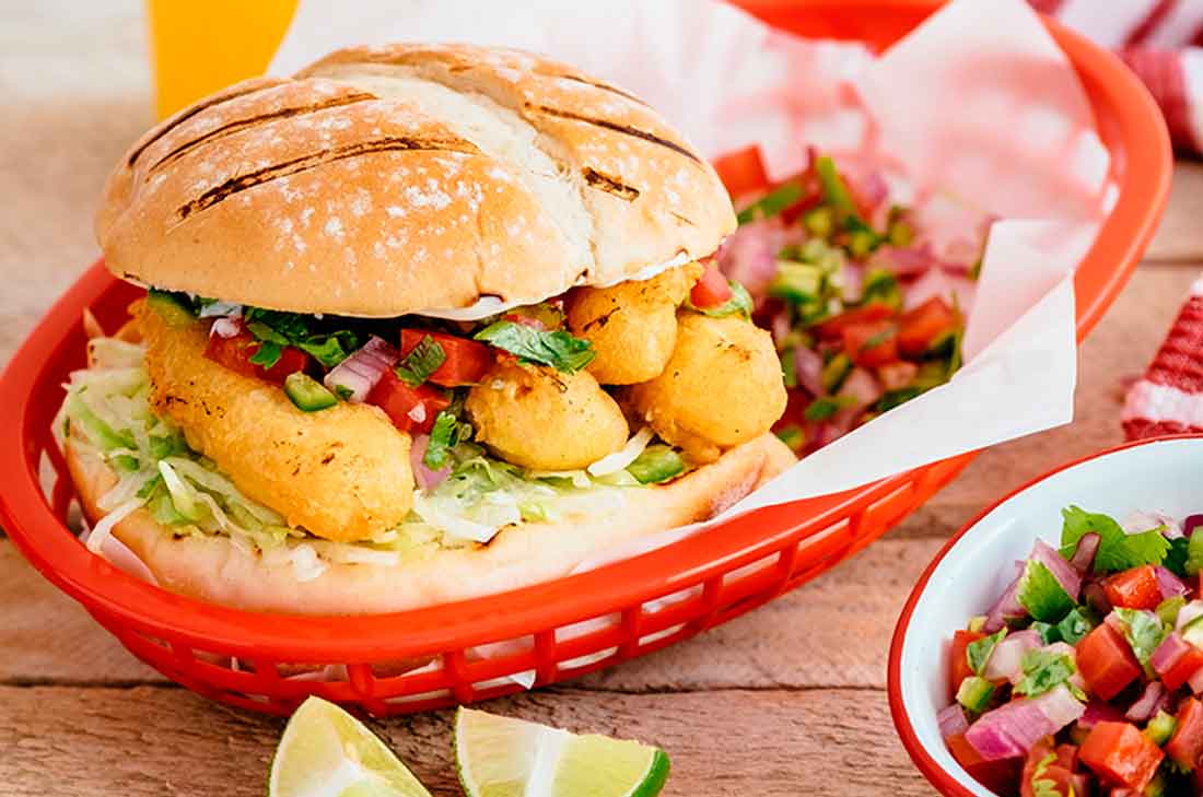 Receta de hamburguesa de pescado frito. Esta deliciosa receta es muy fácil de preparar, a todos les encantará probarla, algo delicioso para todos.