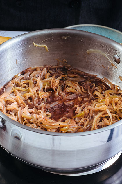 COCINA hasta que se haya reducido una tercera parte del vino.