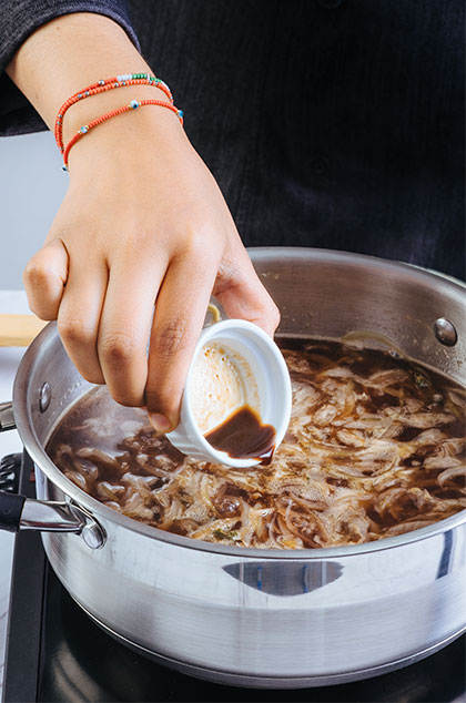VIERTE la salsa inglesa y rectifica sazón. Cocina hasta que haya espesado ligeramente. Precalienta el horno a 160 ºC.