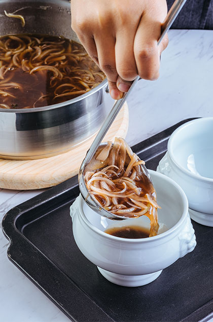 SIRVE la sopa en tazones de cerámica.