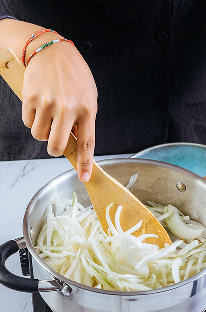 AGREGA la cebolla y cocina a fuego bajo.