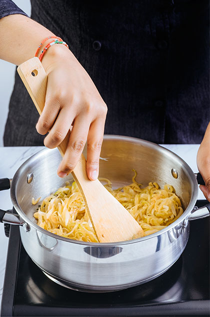 COCINA la cebolla a fuego medio.