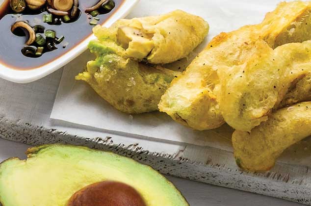 Cómo hacer tempura de aguacate con salsa de soya picante | Receta