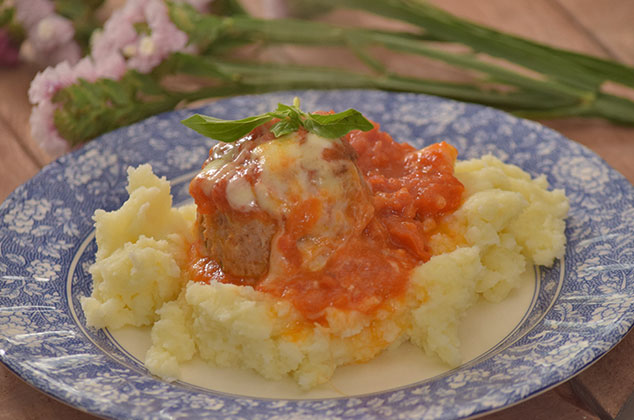 Bolitas de carne molida con queso gratinado