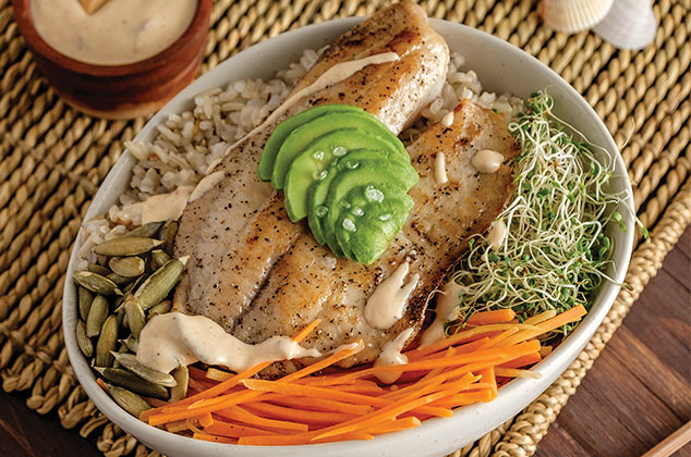 Bowl de Arroz integral con pescado tilapia, aguacate y pepitas