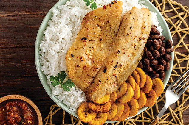 Bowl de Arroz al vapor con plátano macho y pescado tilapia