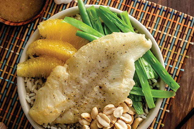 Bowl de Arroz salvaje con pescado barbero, ejotes y naranja