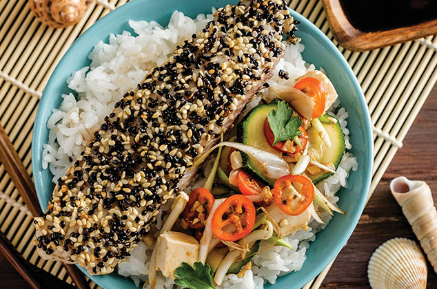 Bowl de Arroz al vapor con salteado oriental y pescado