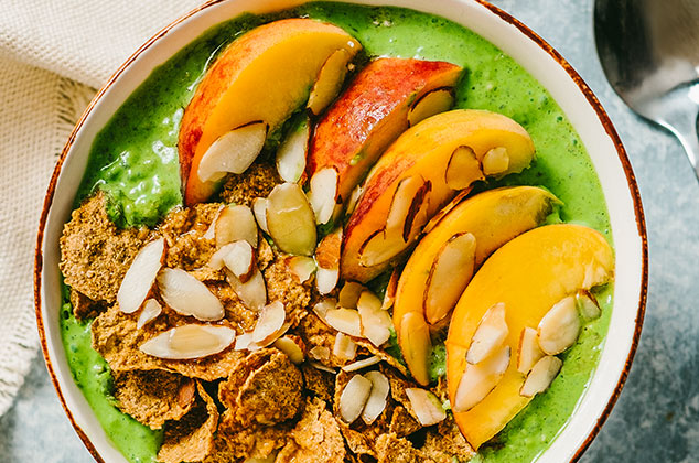 Receta de Bowl de yogurt con matcha - Recetas de desayunos