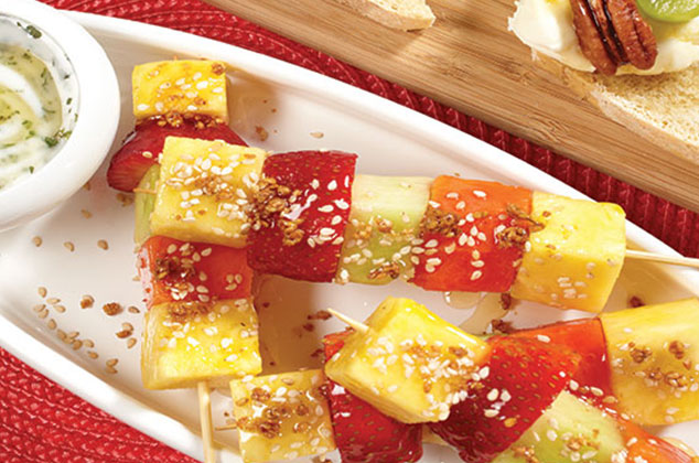 Brochetas de fruta y miel