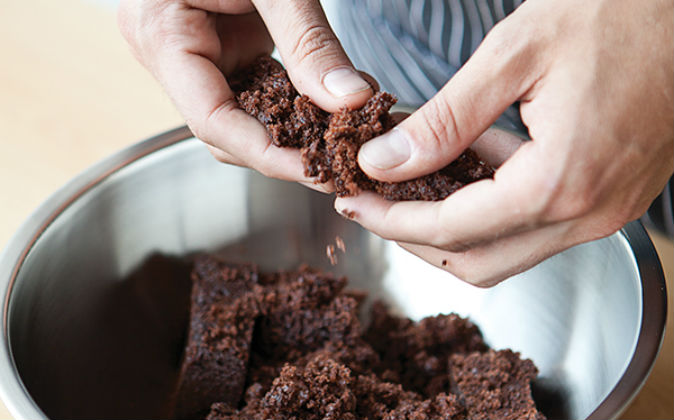 DESBARATA el bizcocho de chocolate con las manos, para obtener migajas.
