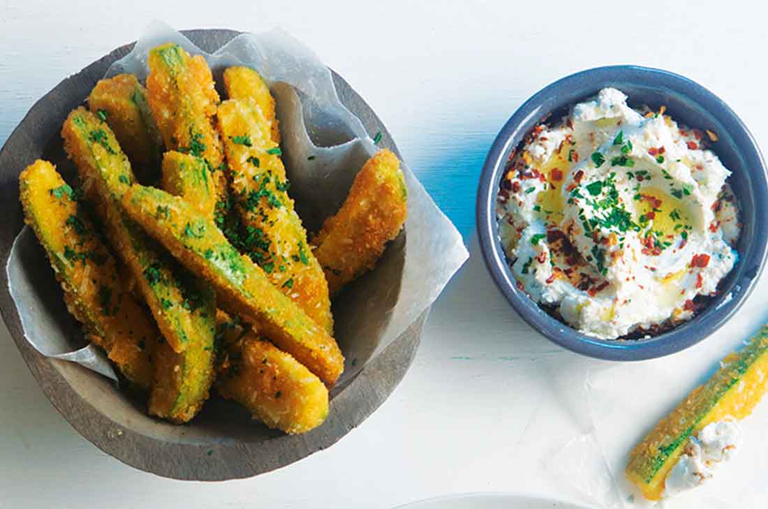 Calabazas fritas, una botana con estilo único. Tienes que probarla, además el Dip es delicioso. Aquí te dejamos la receta completa.