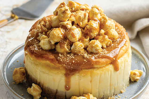 Pastel de queso o Cheesecake horneado con caramelo y palomitas