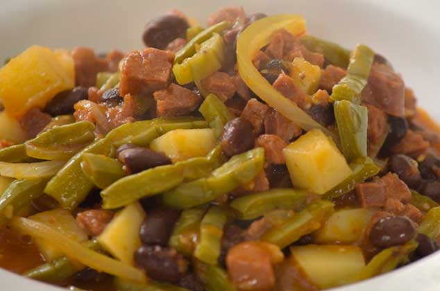 Nopales con chorizo y papas