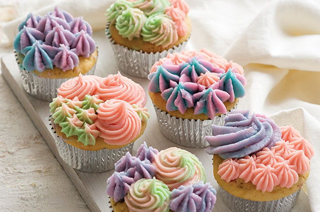 Cupcakes de fresa natural con crema de unicornio