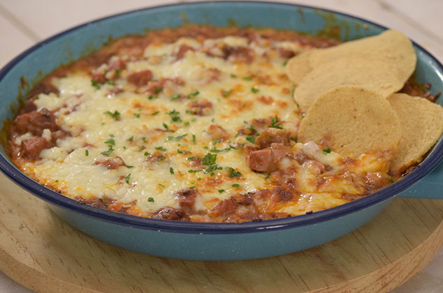 Dip de salchichas con frijoles y queso