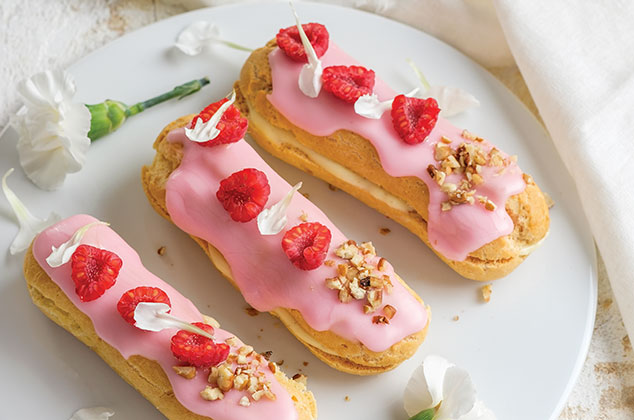 Éclairs rellenos de crema pastelera glaseados