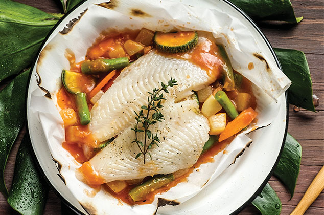 Filete de pescado lenguado empapelado con verduras a la jardinera al horno