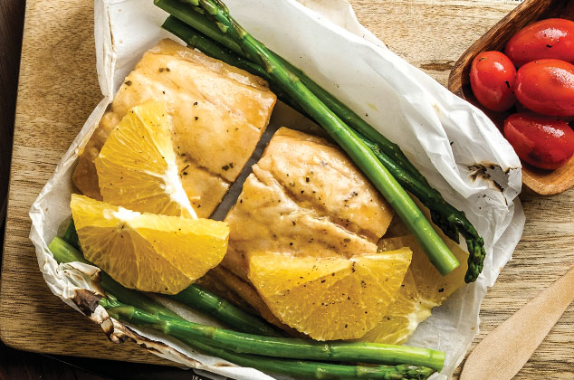 Salmón empapelado con espárragos y naranja al horno