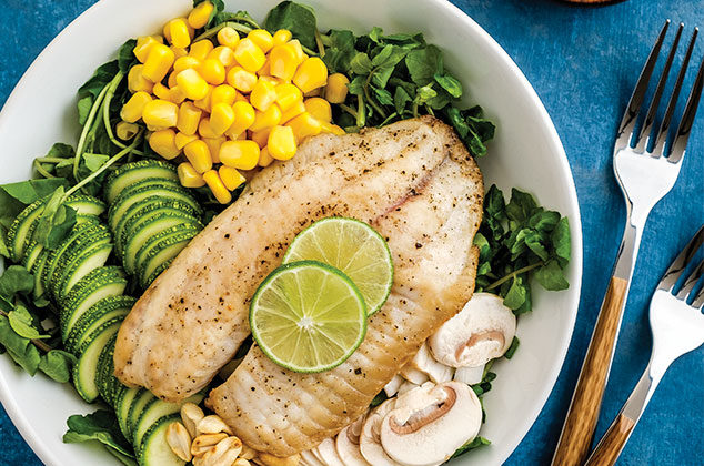 Filete de pescado tilapia con ensalada de la milpa y aderezo de chile