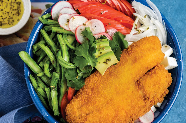 Filete de pescado tilapia empanizado con ensalada de nopales