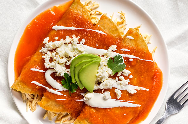 Entomatadas de pollo con queso fresco y crema