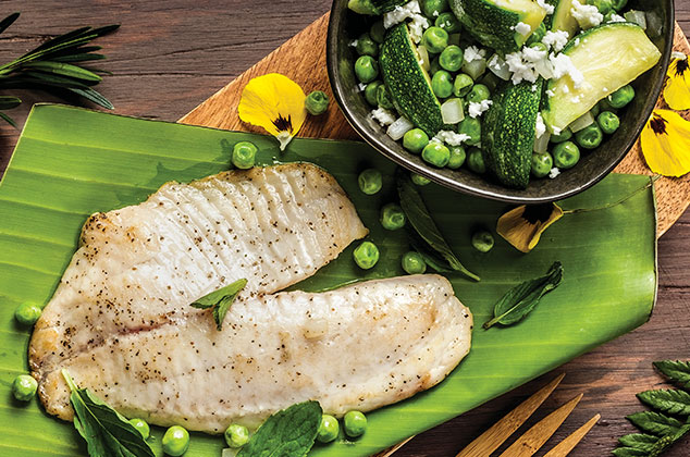 Filete de pescado tilapia envuelto con calabacitas y chícharos