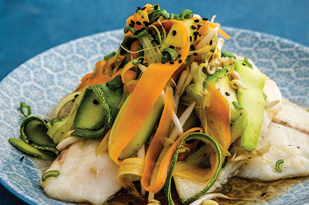 Ensalada de fideos de verduras con filete de pescado tilapia